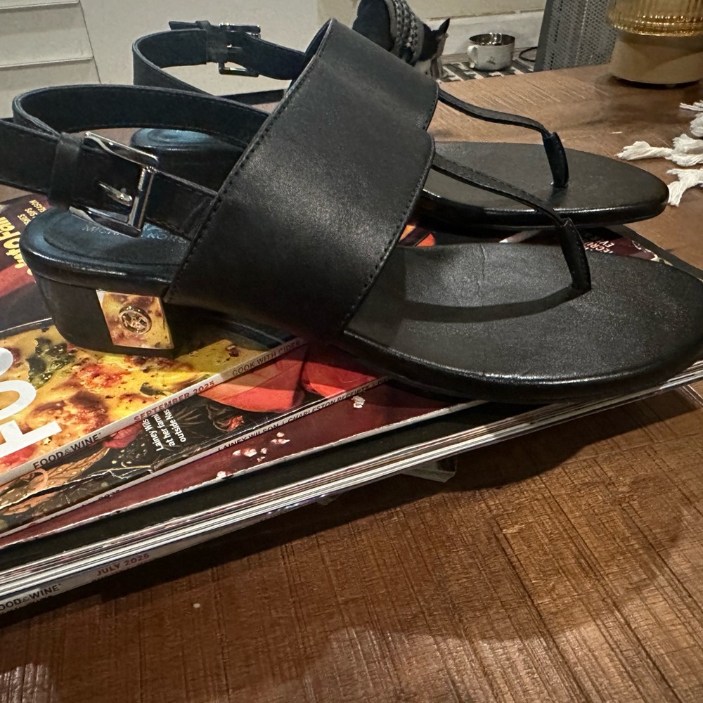 MICHAEL KORS LEATHER T STRAP  Sandals